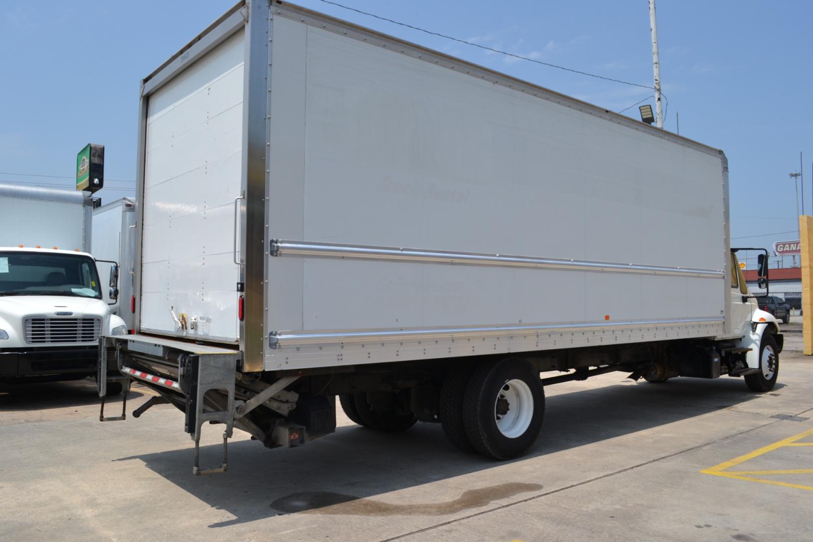 2018 WHITE /BLACK INTERNATIONAL 4300 with an CUMMINS ISB 6.7L 220HP engine, EATON FULLER PROCISION AUTOMATIC transmission, located at 9172 North Fwy, Houston, TX, 77037, (713) 910-6868, 29.887470, -95.411903 - Photo#4